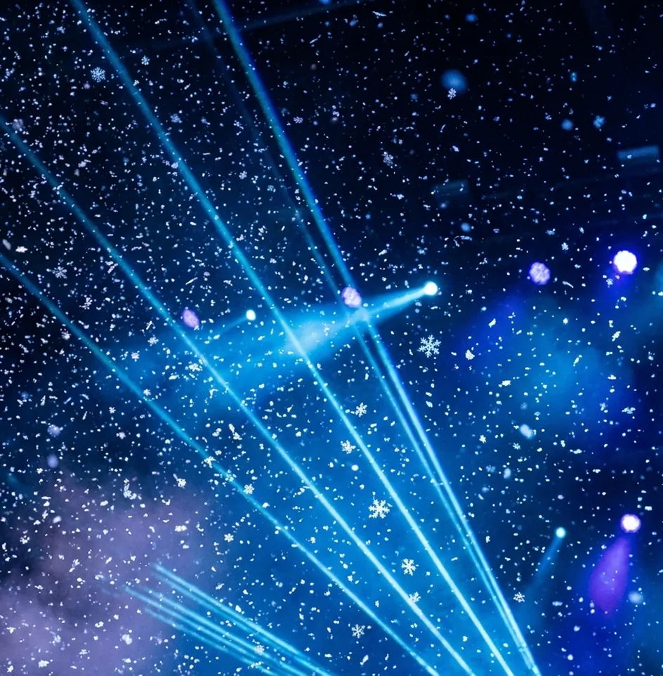 Искусственный снег в свете лазеров